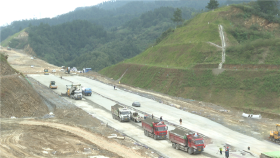 距全线通车更近一步！三峡路项目转入路基水稳层铺设阶段