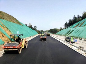 十淅高速（湖北段）路面中面层试验段成功摊铺