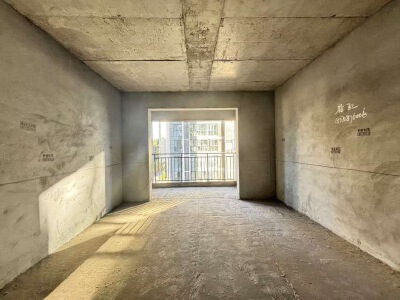 中岳华庭，3室2厅2卫，132.38㎡，毛坯，售价75万